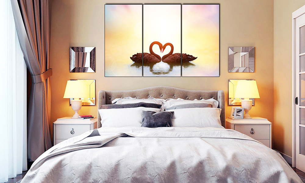 Treo ảnh cưới đầu giường giúp cho không gian phòng ngủ của bạn thêm phần sinh động và lãng mạn. Hãy xem ngay hình ảnh dưới đây để cảm nhận được sự hài hòa giữa ánh sáng và tình yêu trong bức ảnh cưới của bạn.